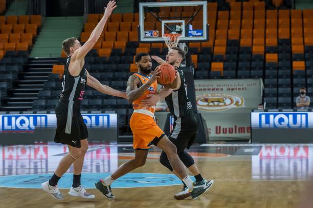 纽卡则通过 纽卡则通过